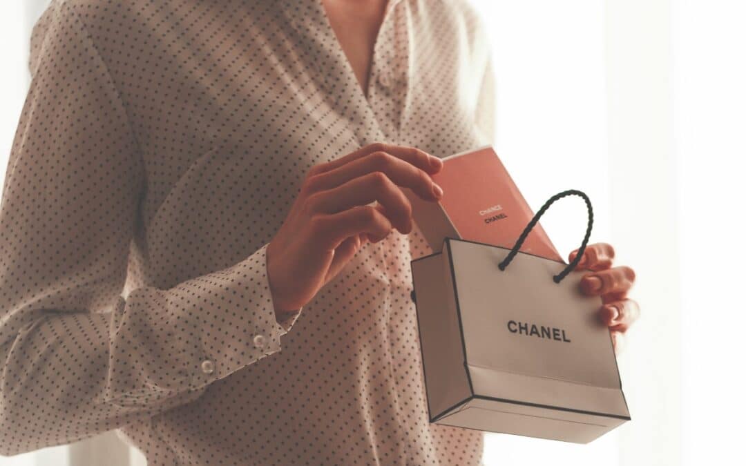 femme tenant un sac cadeau Chanel