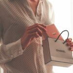 femme tenant un sac cadeau Chanel