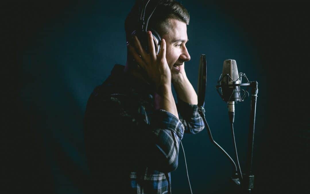 homme avec un microphone et un casque dans un studio denregistrement