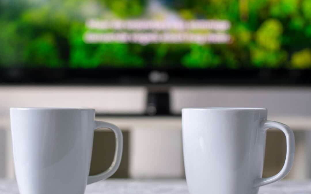 tasses a cafe avec une television et des sous titres en arriere plan