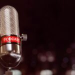 microphone avec etiquette de podcast et arriere plan flou