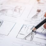 un main qui concoit une maquette de storyboard