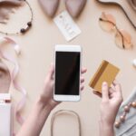 femme faisant du shopping dans un site ecommerce de luxe