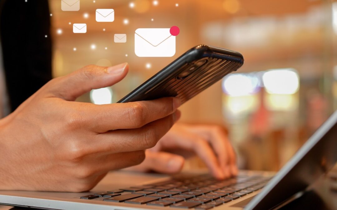 Homme d'affaires qui envoie des newsletters de luxe depuis son smartphone