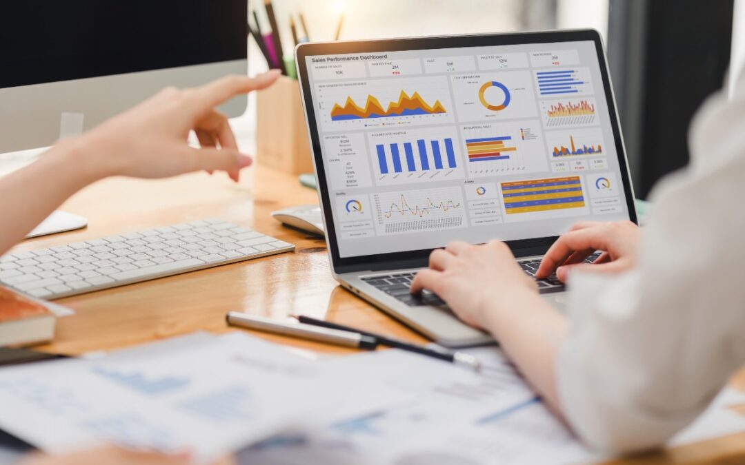 deux femmes d'affaires examinant l'impact des efforts de marketing multilingue sur l'ordinateur