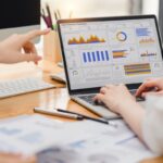 deux femmes d'affaires examinant l'impact des efforts de marketing multilingue sur l'ordinateur